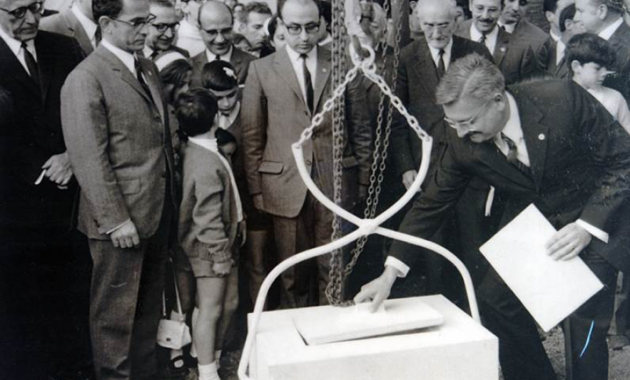 Acte solemne de la col·locació de la Primera Pedra al 1969, amb la totalitat del Patronat i una nombrosa assistència